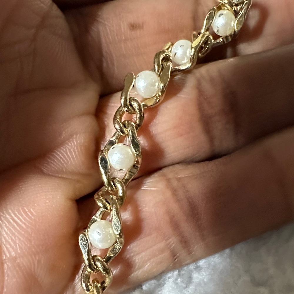 Vintage Gold toned chain link Pearl Bracelet - Picture 10 of 15
